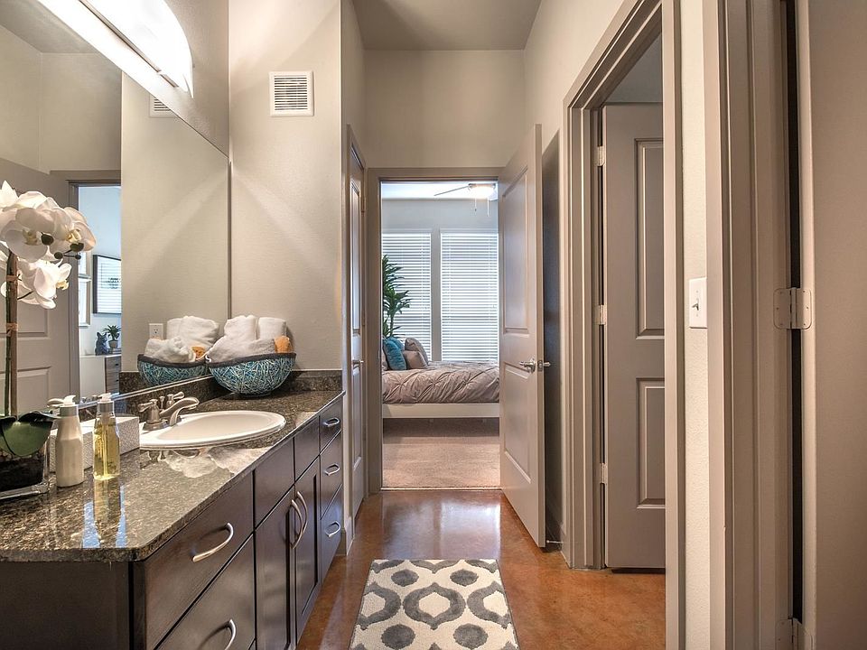 1st image of 2611 Ross Ave APT 4005