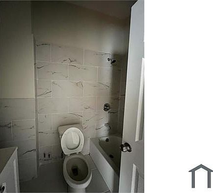 3rd image of 806 Freeman St Floor 2