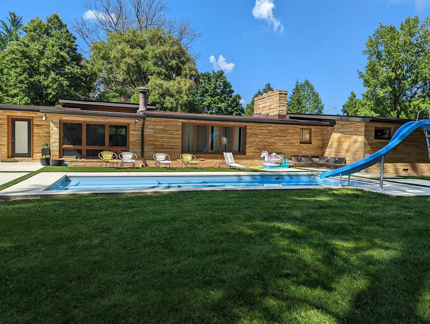 Mid century modern home with inground pool patio Oasis — Photo 1