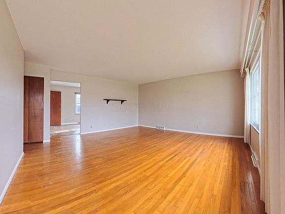 4th image of 2721 Queensway Dr