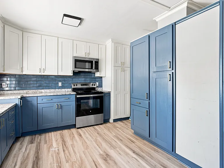 73 Roosevelt Ave — Photo 10