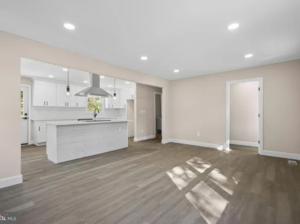 393 E Millstream Rd, Cream Ridge, NJ 08514