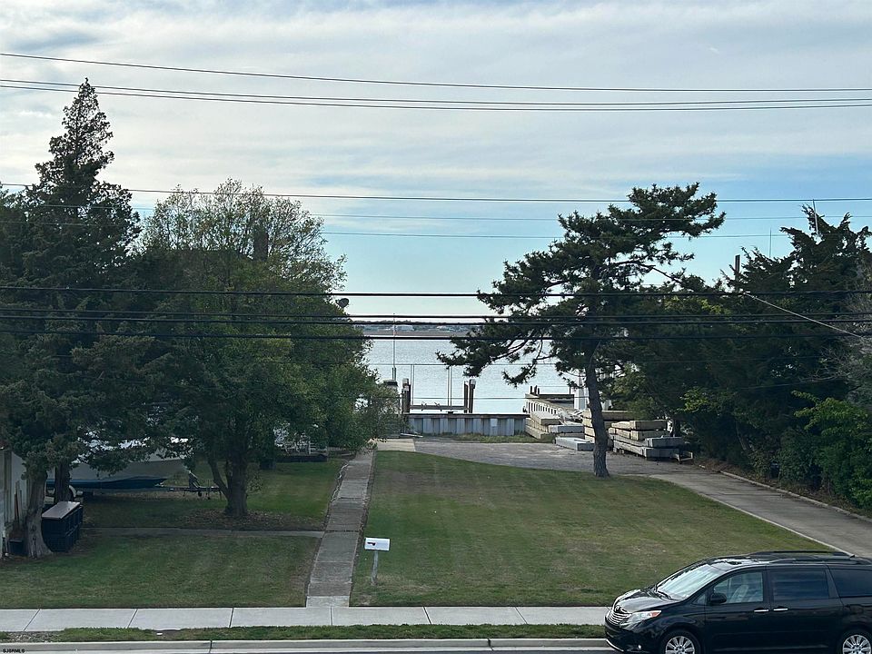 2nd image of 423 Bay Ave