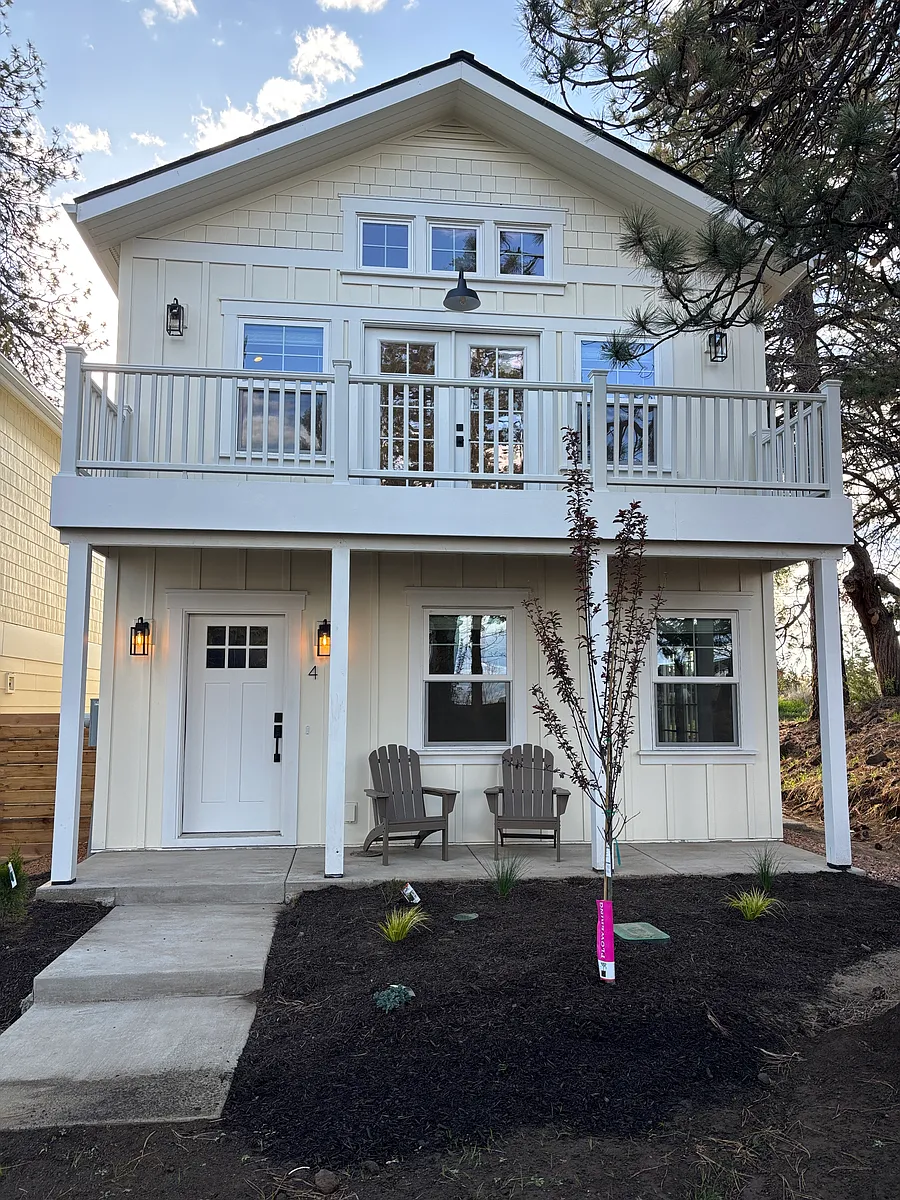 Cottage #4 - 480 SE Reed Market Rd #4