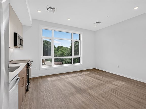 3rd image of 13 Warwick St #303