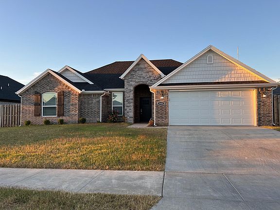 3rd image of 900 Lakeview Dr