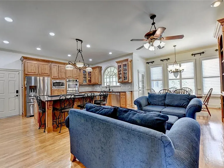 8910 Pinehurst Cv — Photo 29