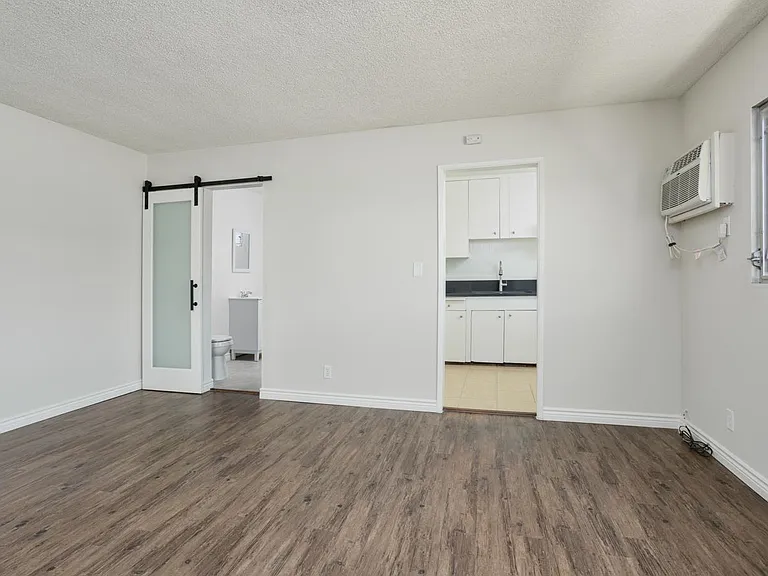16025 Gault St #17 — Photo 7