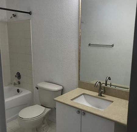 3rd image of 804 Belmont Pl