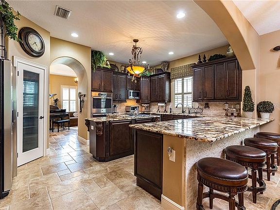 3rd image of 5318 Avenal Dr