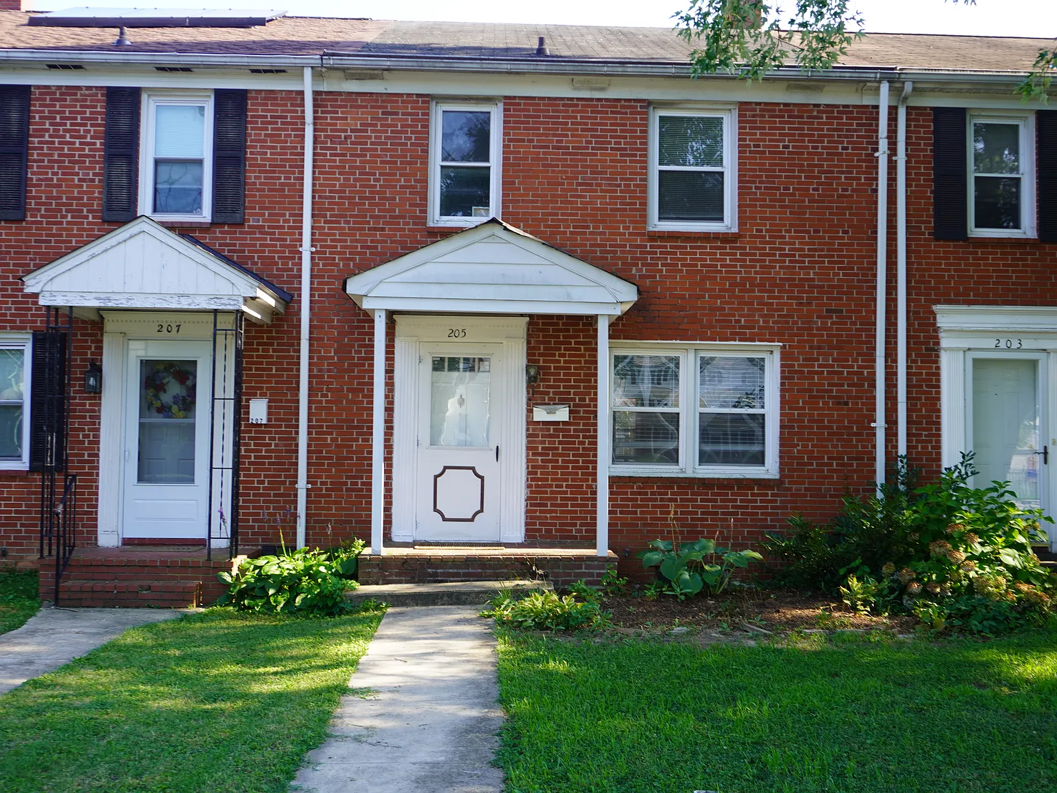 3 bed, 1.5 bath, 1200 sqft, $1,995 — Photo 2