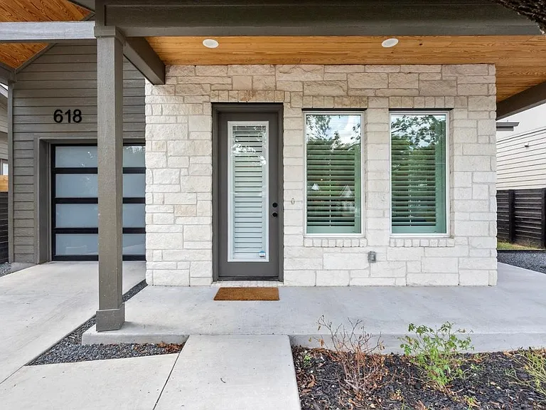 618 Montopolis Dr — Photo 31