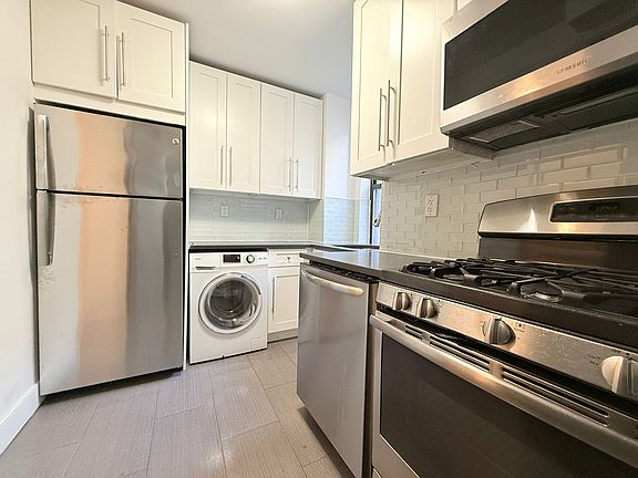5th image of 15 W 55th St APT 9A