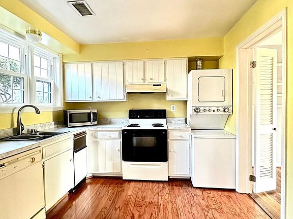 3rd image of 94A Leeds Ct E