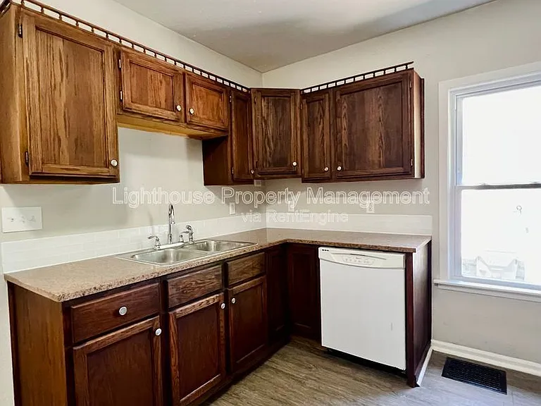 708 Elizabeth St — Photo 8