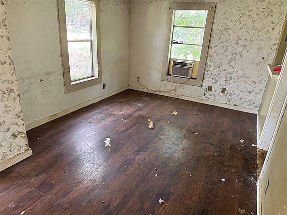 4th image of 1537 Groce St