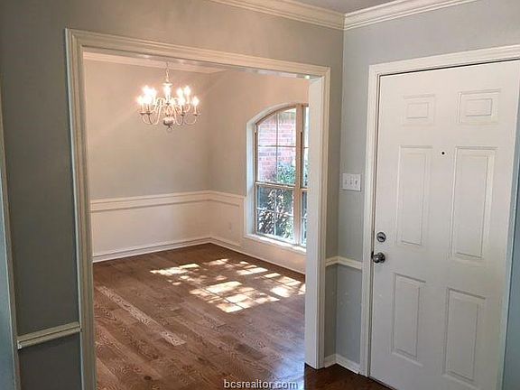 4th image of 1009 Huntington Dr