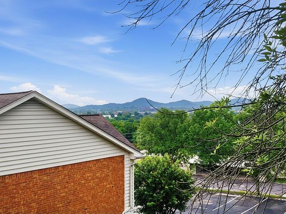 2nd image of 1604 Brentwood Pointe