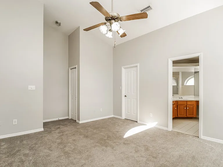 1060 Covington St — Photo 9
