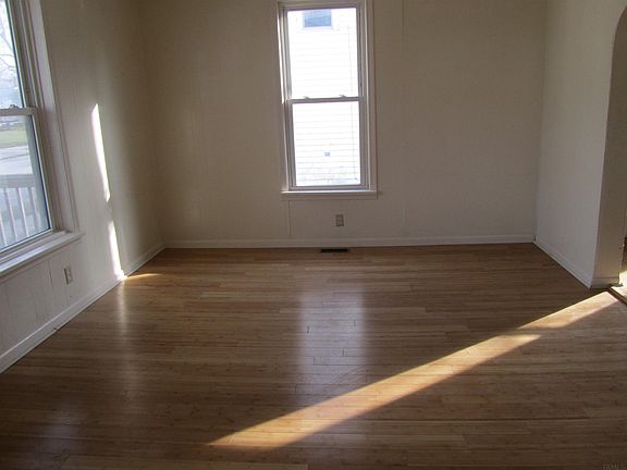 5th image of 423 Sherman St