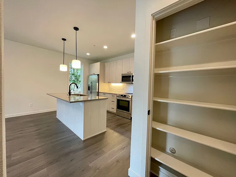 601 SE Spokane St #201 — Photo 8