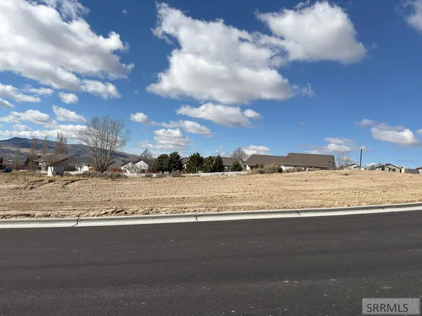 24 Falcon Ridge Dr, Pocatello, ID 83201