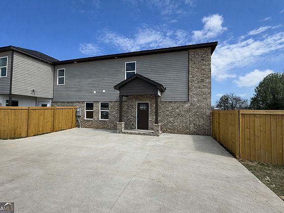 3rd image of 260 Beau Claire Cir