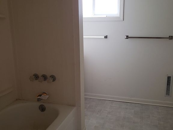 4th image of 504 Blossom St