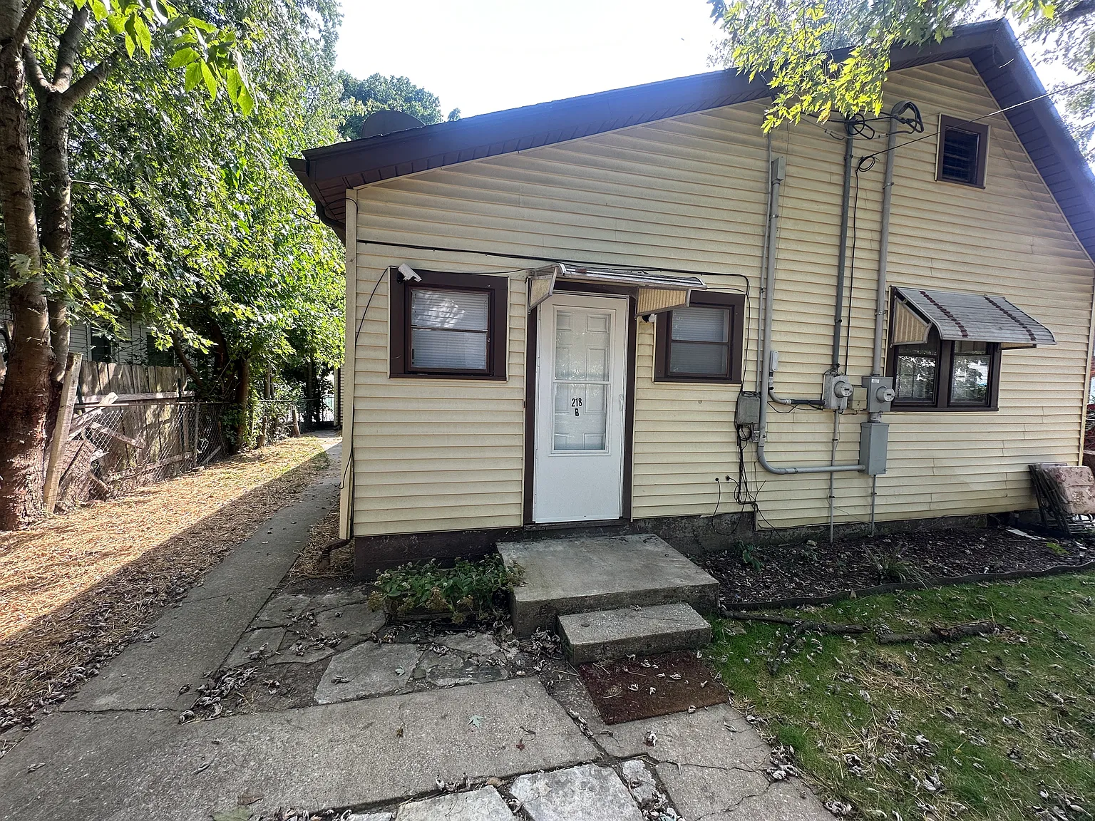 218 Holmes Street — Photo 2