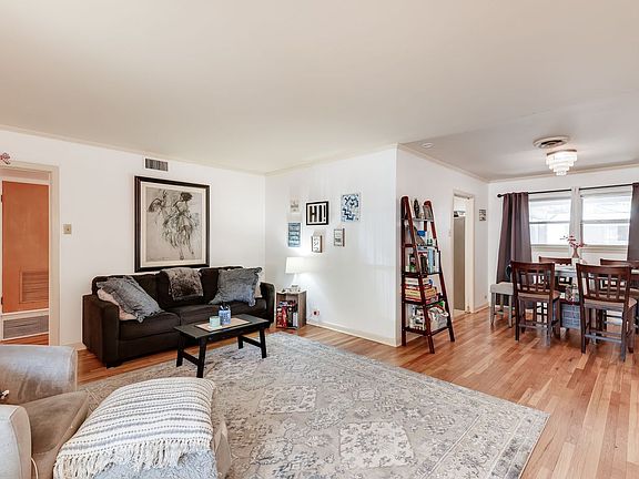 5th image of 222 E Lullwood Ave