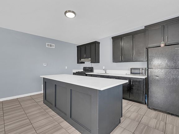 3rd image of 3899 Vanderveer Dr #A