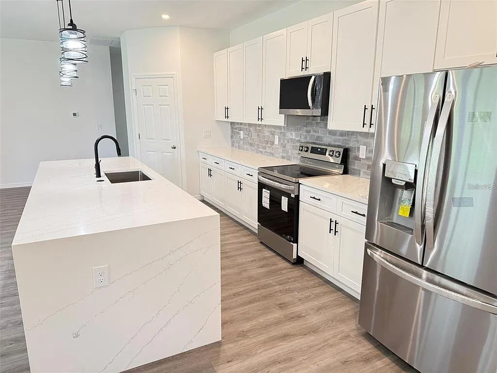4 bed, 3.0 bath, 2000 sqft, $2,290 — Photo 4