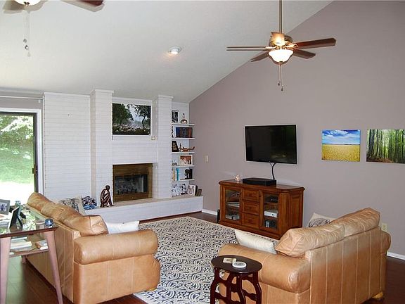 5th image of 3235 N Warwick Dr