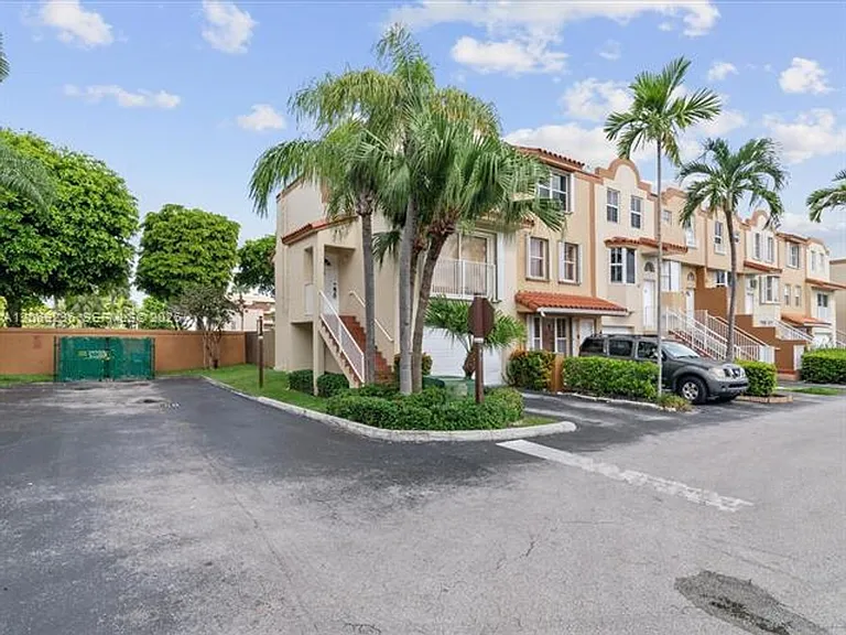 390 NW 86th Pl #Townhouse 201 — Photo 46
