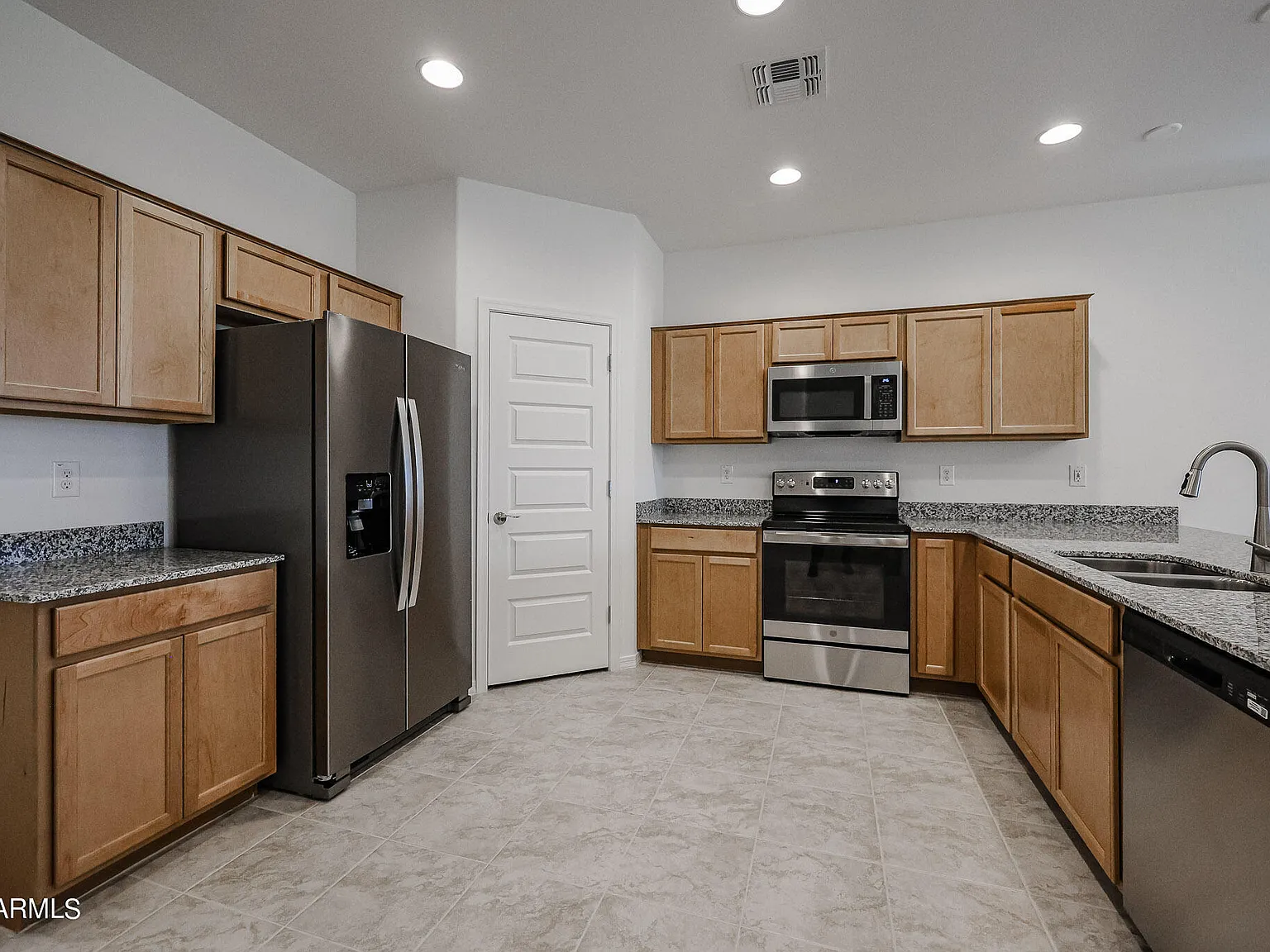 4 bed, 3.0 bath, 1980 sqft, $2,400 — Photo 2
