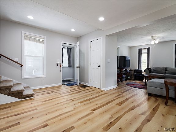 4th image of 332 N Clinton St
