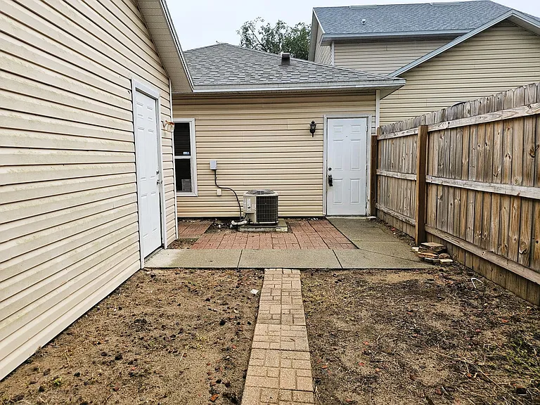 1004 Park Central Cir — Photo 14