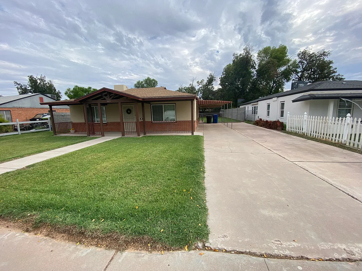 Building Photo - 665 E 1st Pl
