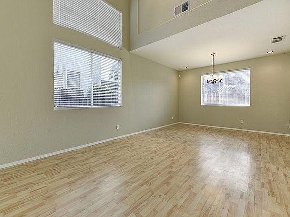 4th image of 2243 Railway Cir