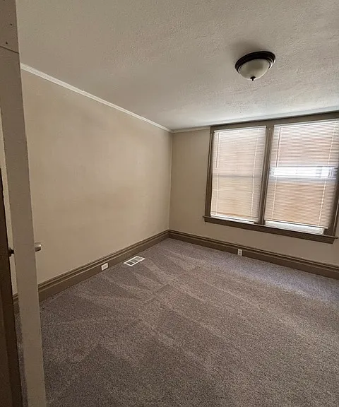 525 W Poplar St — Photo 6