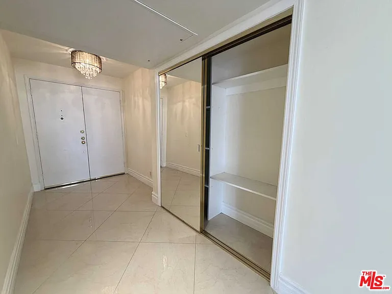 121 S Palm Dr #404A — Photo 31