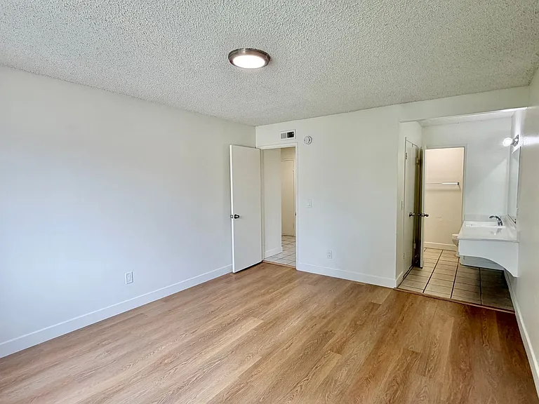 Cypress Apartments — Photo 31