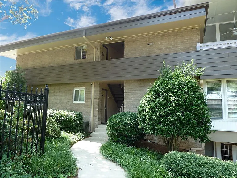 346 Carpenter Dr #4 — Photo 1