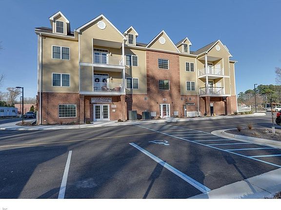 3rd image of 200 Fountains Ln APT 302
