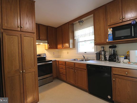 5th image of 358 Yorkshire Dr