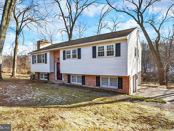 2nd image of 60 Vista Cir