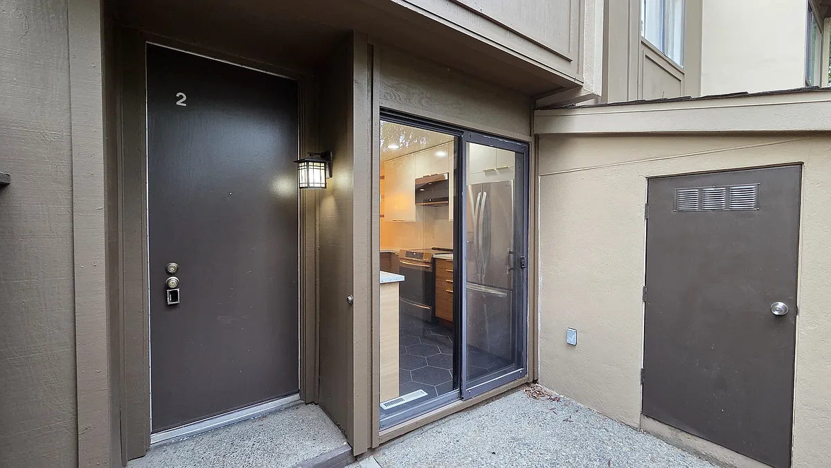 Building Photo - 878 Woodside Ln E #2
