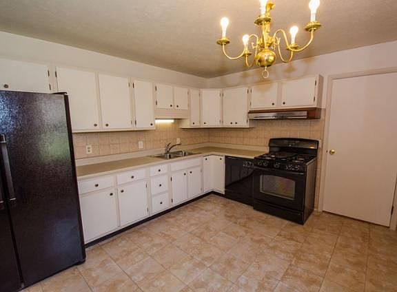 4th image of 21623 Carriage Dr