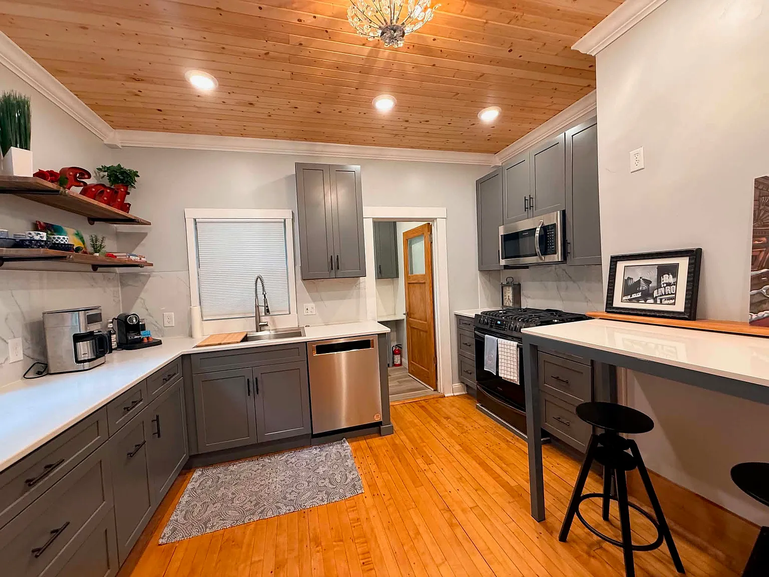 5 bed, 2141 sqft, $4,450 — Photo 3