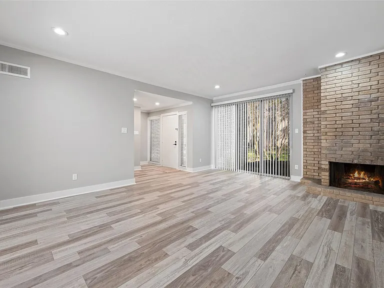 2113 Lake Village Dr — Photo 5
